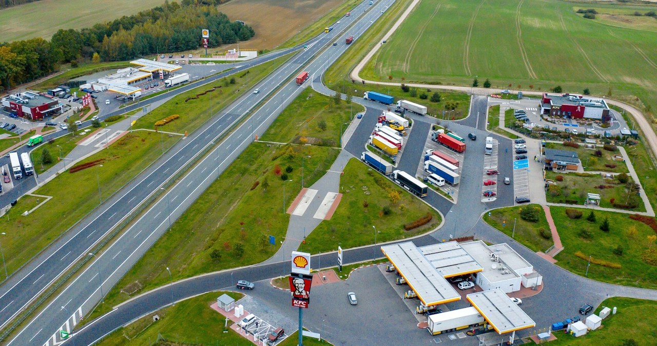 Dlaczego tankowanie na autostradzie jest takie drogie? Prezes zdradza sekret /Przemek Świderski /East News