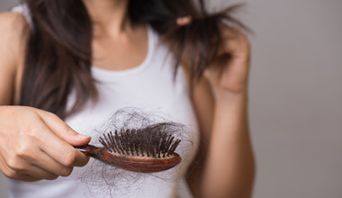 Dlaczego tracimy włosy i jak temu przeciwdziałać?