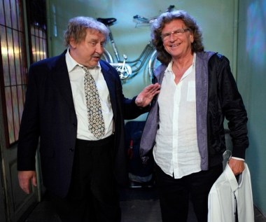 Dlaczego uważa, że "Świat według Kiepskich" to kultowy serial? - Dlatego, że gdy powiedziałem kolegom na plan, jakiego serialu jadę, chcieli jechać ze mną i grać za darmo - mówi muzyk. Zdaniem Wodeckiego Andrzej Grabowski, który kreuje Ferdynanda Kiepskiego, w USA za taką rolę dostałby Oscara. Chociaż nie wszyscy przyznają się go oglądania serialu. - To przez kompleksy - ocenia muzyk.

 