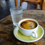 Dlaczego w najlepszych kawiarniach zawsze dostaniesz wodę do kawy? Odpowiedź zaskakuje