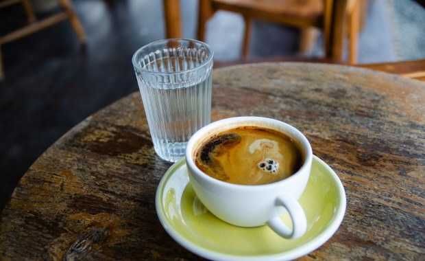 Dlaczego w najlepszych kawiarniach zawsze dostaniesz wodę do kawy? Odpowiedź zaskakuje