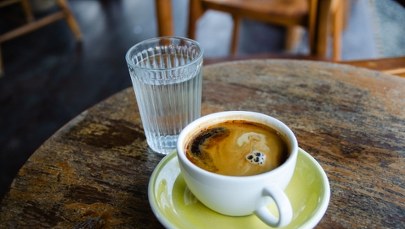 Dlaczego w najlepszych kawiarniach zawsze dostaniesz wodę do kawy? Odpowiedź zaskakuje