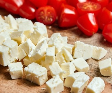 Dlaczego warto jeść ser feta? Jest źródłem wapnia i białka, to też naturalny probiotyk