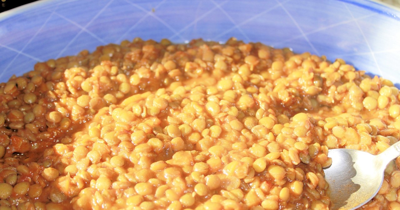 Dlaczego warto jeść soczewicę? Kto powinien ją spożywać? /marcobir /123RF/PICSEL