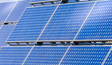 Dlaczego warto mieć instalację PV w firmie, magazyn energii i carporty?