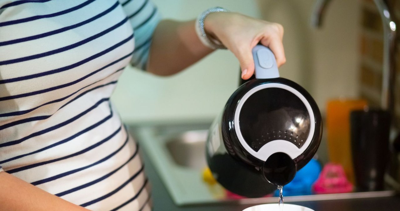 Dlaczego warto pić gorącą wodę? Na jakie dolegliwości pomaga? /Rusian Victroia /Canva Pro