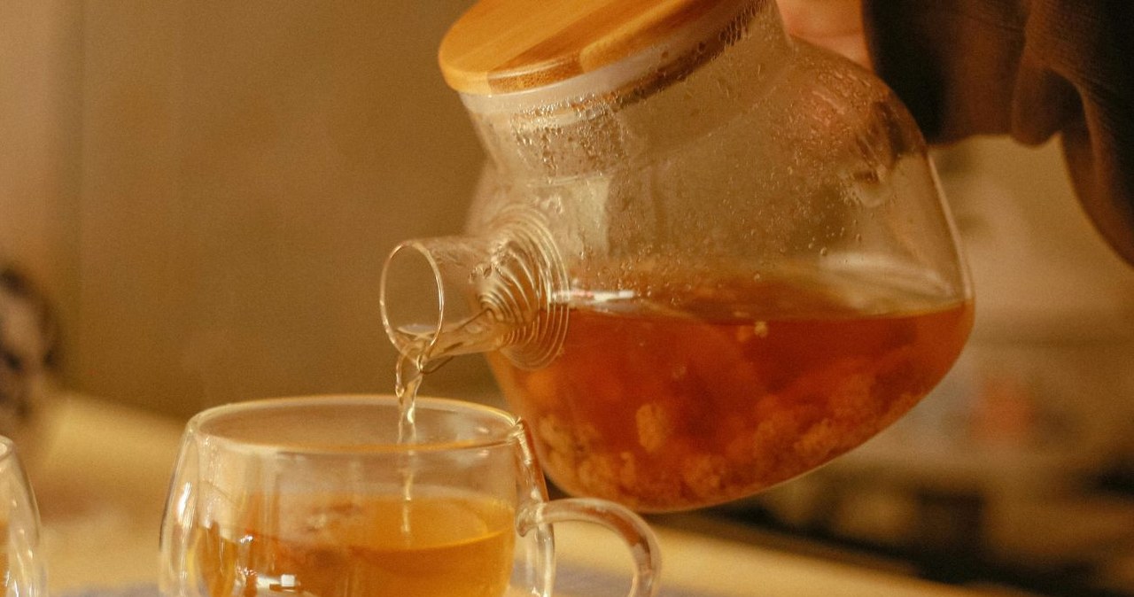 Dlaczego warto pić herbatę z kwiatów lipy? Na co pomaga ten napój? /betül akyürek /Canva Pro