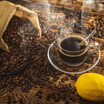 Dlaczego warto pić kawę z dodatkiem cytryny?