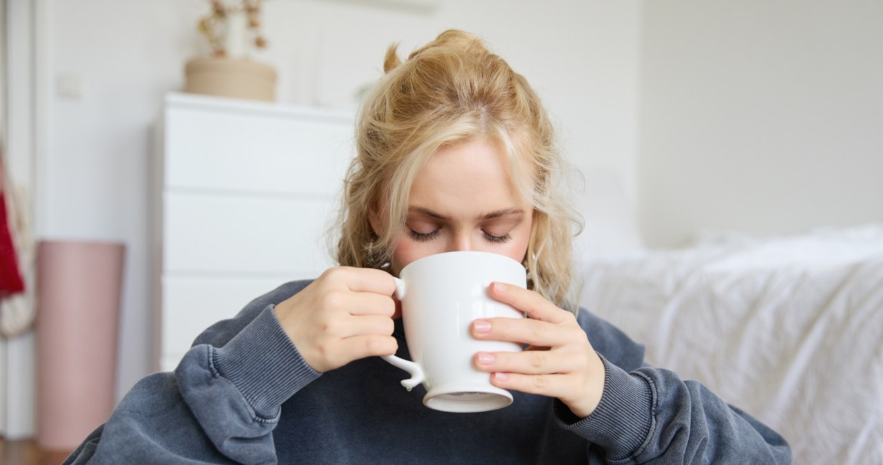 Dlaczego warto pić wodę z miodem? Na co pomaga ten napój? /benzoix /123RF/PICSEL