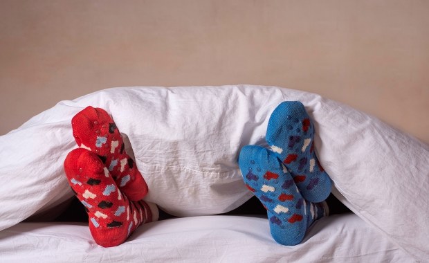 Dlaczego warto spać w skarpetkach? Ekspertka wyjaśnia