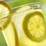 Dlaczego warto zaczynać dzień od wody z cytryną? 