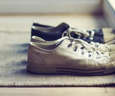 Dlaczego warto zdejmować buty przed wejściem do domu?