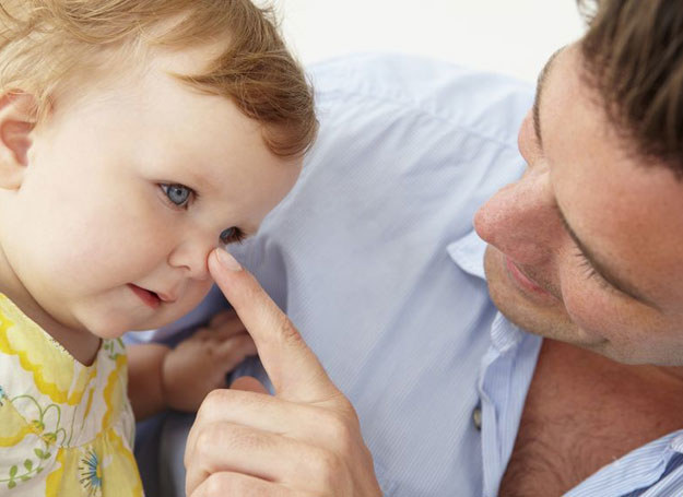 Dlaczego wielu ojców lepiej odnajduje się dopiero w opiece nad starszymi dziećmi? /123RF/PICSEL