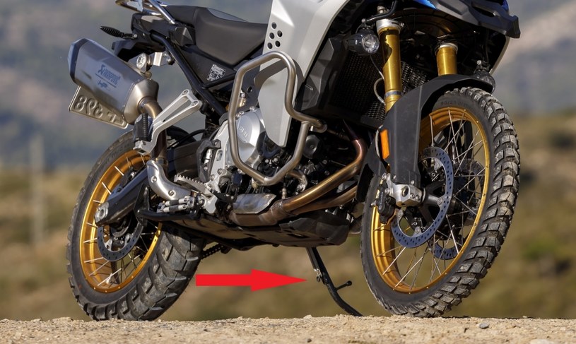 Dlaczego wszystkie motocykle mają boczą stopkę z lewej strony? /BMW /materiały prasowe