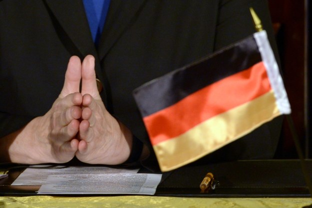 Dłonie kanclerz Niemiec Angeli Merkel podczas konferencji prasowej w Jerozolimie, 25 lutego 2014 /DPA/Rainer Jensen /PAP