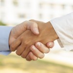 Dłonie mogą zdradzić, jak szybko się starzejesz. Siła uścisku wskazuje na ryzyko choroby Alzheimera i nie tylko