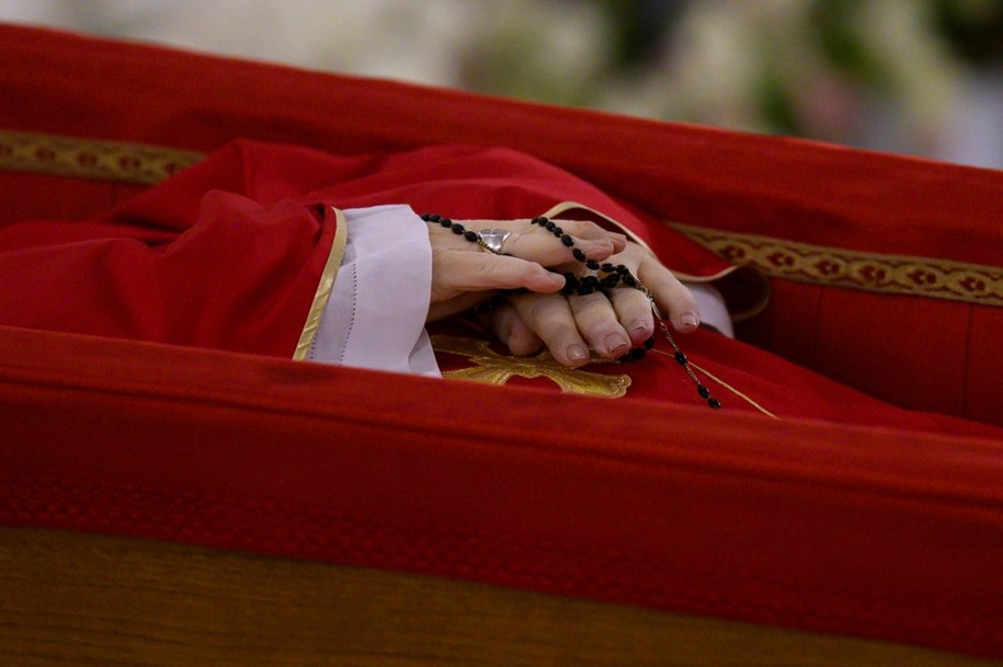 Dłonie zmarłego papieża Franciszka /VATICAN MEDIA  /PAP/EPA