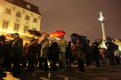 Długa kolejka chcących oddać ostatni hołd parze prezydenckiej