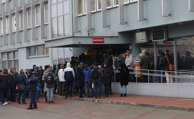 Długa kolejka cudzoziemców przed krakowskim urzędem. "Nie ma porządku"