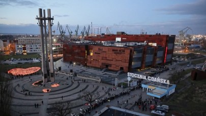 Długa kolejka przed Europejskim Centrum Solidarności. Tłumy żegnają Pawła Adamowicza