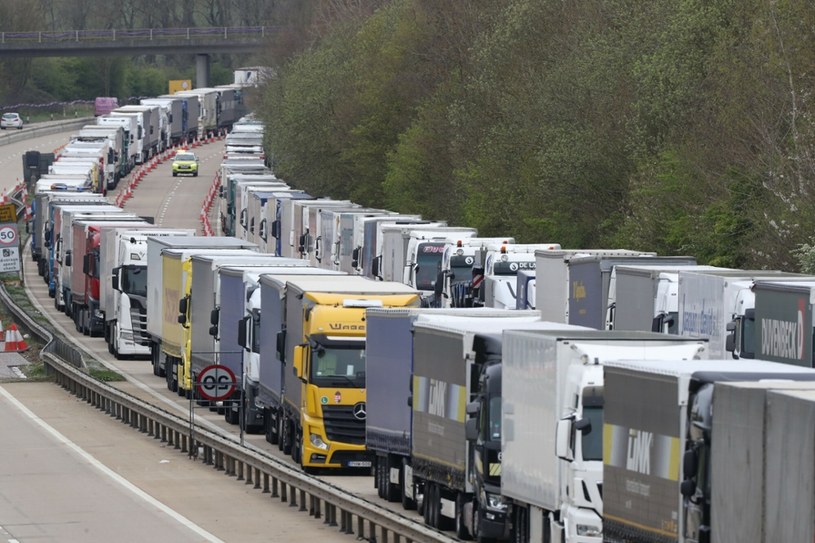 Długi na blisko 40 kilometrów zator na autostradzie M20 spotęgowała awaria systemu do obsługi celnej. Kolejną przyczyną jest wzmożony przedświąteczny ruch w transporcie towarów /Stephen Lock / i-Images/Eyevine/East News /East News