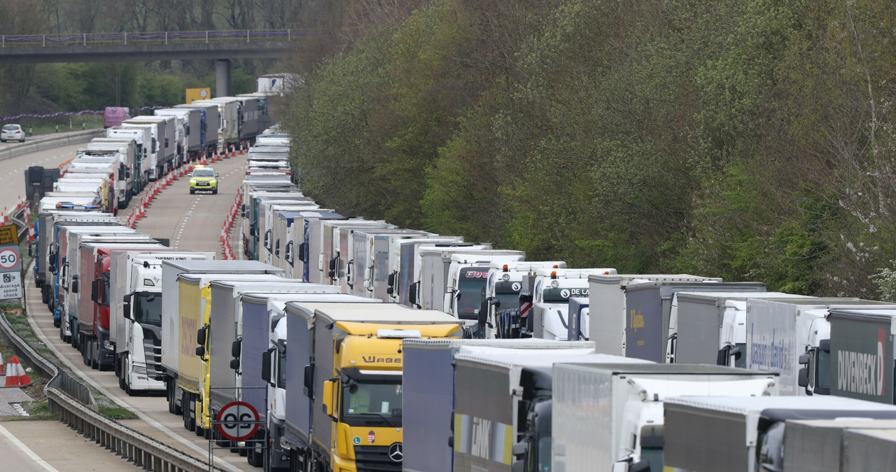 Długi na blisko 40 kilometrów zator na autostradzie M20 spotęgowała awaria systemu do obsługi celnej. Kolejną przyczyną jest wzmożony przedświąteczny ruch w transporcie towarów /Stephen Lock / i-Images/Eyevine/East News /East News