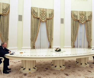 Długi stół Putina. Kto go stworzył? Spierają się firmy z Włoch i Hiszpanii