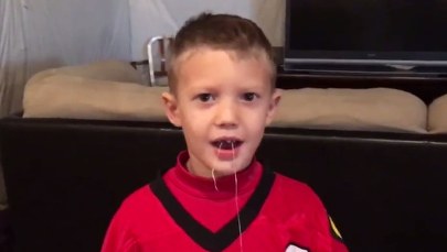 Długi sznurek i kij do hokeja. Ten chłopiec znalazł oryginalny sposób na pozbycie się mleczaka!