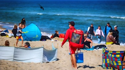 ​Długi weekend bez kąpieli w morzu. Czerwone flagi na wybrzeżu Bałtyku