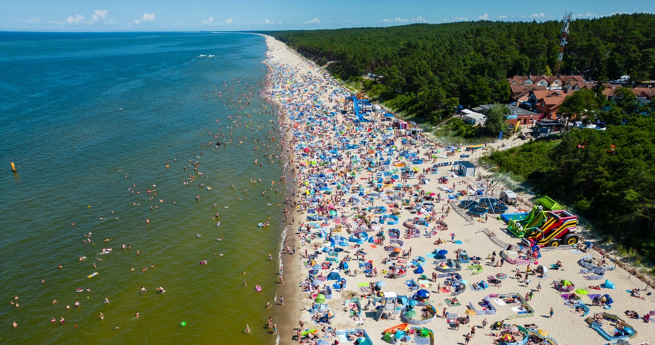 Długi weekend sierpniowy nad Bałtykiem. Nadmorskie miejscowości przeżywają prawdziwe oblężenie. /East News