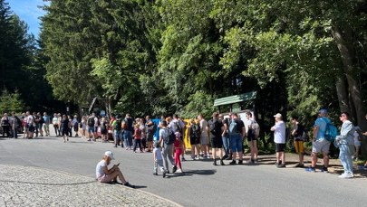 Długi weekend w Karpaczu. Kolejka przed wyciągiem