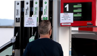 Długie kolejki i ograniczenia na stacjach w Słowenii. Czy paliwa naprawdę zabraknie?