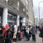 Długie kolejki przed free shopem dla uchodźców w Warszawie 