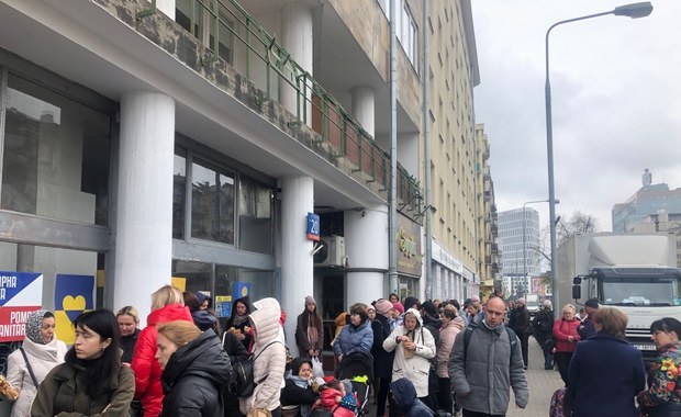 Długie kolejki przed free shopem dla uchodźców w Warszawie 