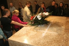 Długie kolejki przed kryptą z sarkofagiem prezydenckim na Wawelu