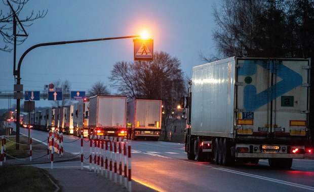 Długie kolejki tirów do przejścia granicznego w Koroszczynie