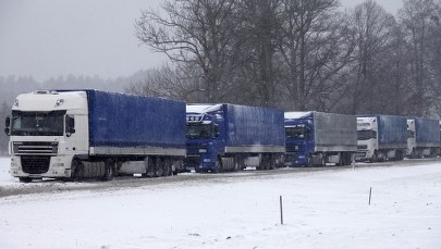 Długie kolejki tirów przed przejściami granicznymi na Podlasiu