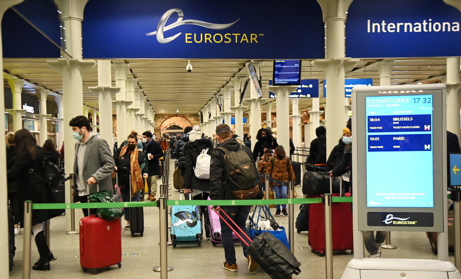 Largas colas en estaciones y aeropuertos.  La gente trató de irse a Londres