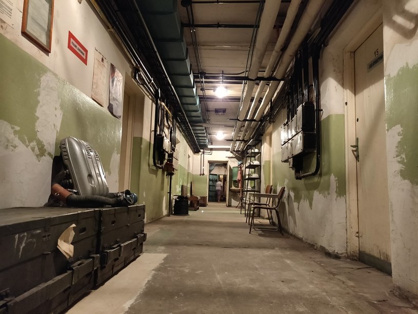 Długie, puste korytarze to charakterystyczny widok podziemnego szpitala /Michał Ostasz /materiał zewnętrzny