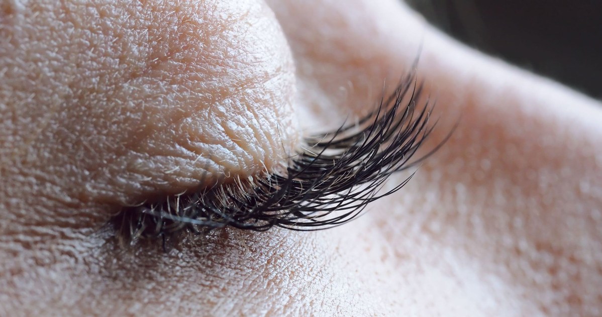 Długie rzęsy są na liście marzeń większości kobiet. Wcale nie nie trzeba jednak wydawać fortuny na zabiegi u kosmetyczki, aby się nimi cieszyć /123RF/PICSEL