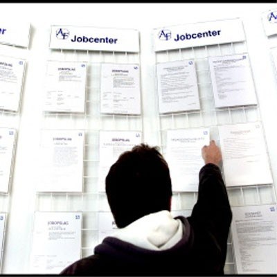 Długie szukanie pracy jest często przygnębiające /AFP