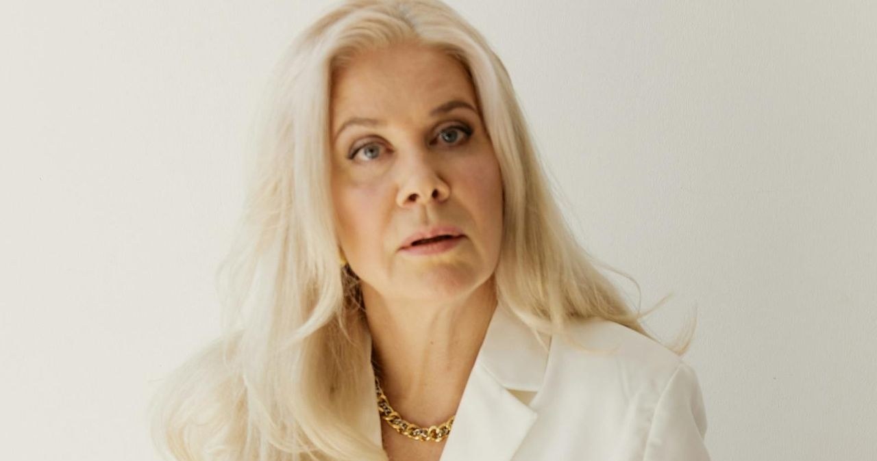 Długie włosy u dojrzałych kobiet to sposób na wyrażanie siebie /Darina Belonogova /pexels.com