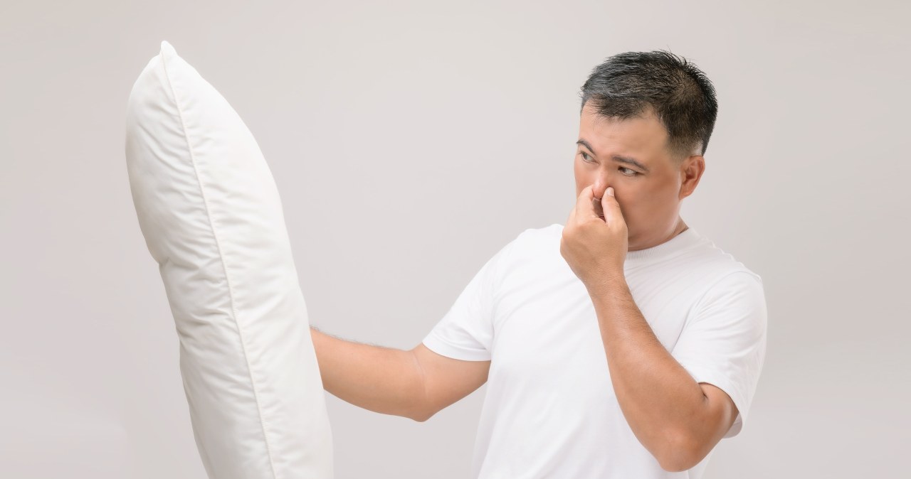 Długo nieprana poduszka może pachnieć potem i być siedliskiem roztoczy. /123RF/PICSEL