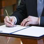 Długopis, którym szef fińskiego MSZ podpisał wniosek do NATO, jest przebojem