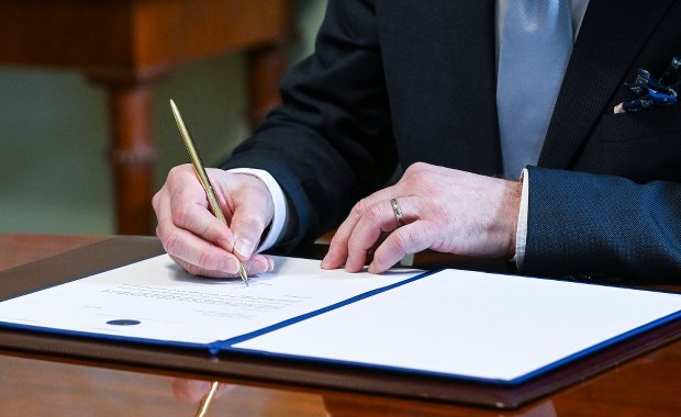 Długopis, którym szef fińskiego MSZ podpisał wniosek do NATO, jest przebojem