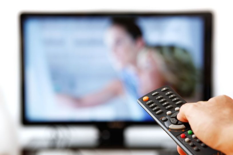 Długotrwałe oglądanie telewizji jest szkodliwe /123RF/PICSEL