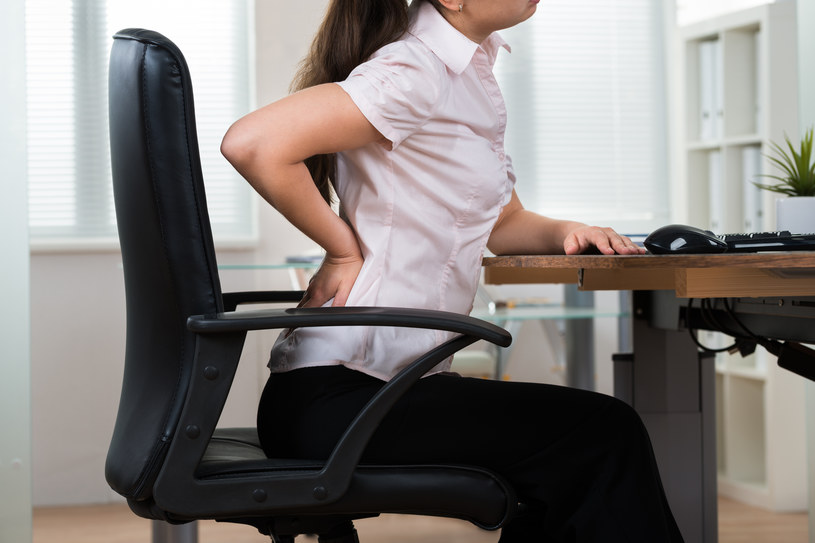 Długotrwałe siedzenie przyczynia się do bólu kręgosłupa i przybierania na wadze /123RF/PICSEL