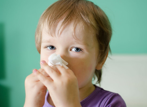Długotrwały katar często jest sygnałem, że dziecko ma na coś alergię. /123RF/PICSEL