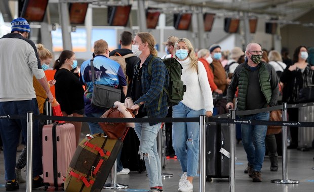 Dłuższa odprawa z certyfikatem covidowym. Chaos na lotniskach 