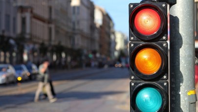 Dłuższe światła na skrzyżowaniach. Zmiany dla kierowców i pieszych 
